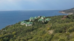 Недвижимость Сафаровых в Крыму (у них один из домов с зеленой крышей)