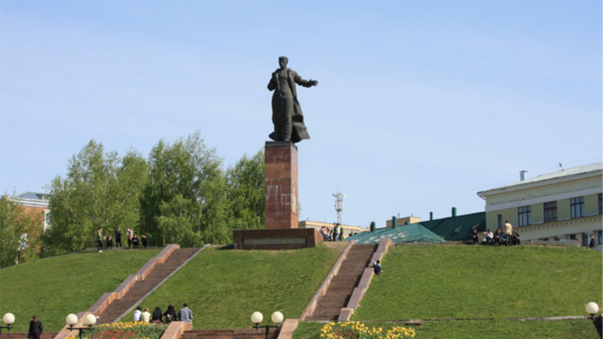 Вахитов татарстан. Памятник Муллануру Вахитову в Казани. Памятник м. м. Вахитову / Казань. Мулланур Вахитов памятник. Памятник Муллануру вах тову.