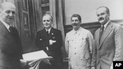 Friedrich Gaus din Germania, Joachim von Ribbentrop, ministrul german de externe, Joseph Stalin, șeful statului sovietic și ministrul său de externe Veaceslav Molotov - Kremlin, Moscova, 23 august 1939.