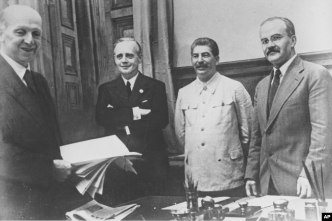 (Left to right:) German civil servant Friedrich Gaus,
        German Foreign Minister Joachim von Ribbentrop, Soviet leader
        Josef Stalin, and Soviet Foreign Minister Vyacheslav Molotov in
        Moscow in 1939.