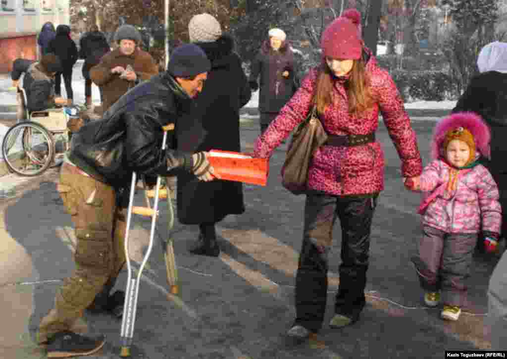 Просящие милостыню у церкви в день Рождества. Алматы, 7 января 2014 года.