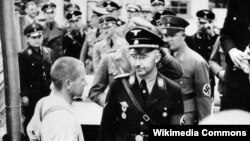 Heinrich Himmler Daxau ölüm düşərgəsinə baş çəkərkən