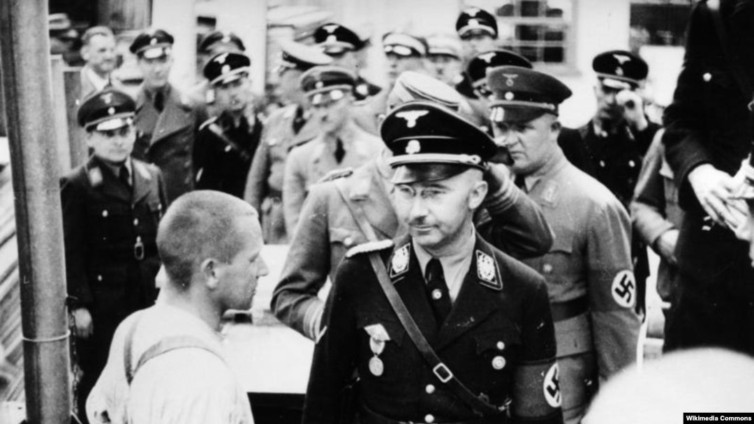 Генрих Гиммлер в концлагере Дахау. Снимок 1939 года