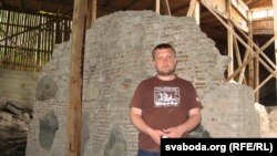 Гісторык Андрэй Вашкевіч каля знойдзеных развалінаў Ніжняй царквы