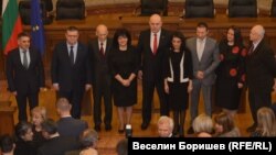 Филчев (най-вдясно) осезаемо зачести публичните си появи през последните месеци и дори се включи в обща снимка след клетвата на Гешев