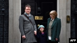 Richard Ratcliffe, husband of British-Iranian aid worker Nazanin Zaghari-Ratcliffe jailed in Tehran since 2016, his daughter Gabriella and his mother Barbara, pose outside of at 10 Downing Street in central London on January 23, 2020, to meet with Britain's Prime Minister. AFP