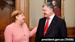 Канцлер Німеччини Анґела Меркель та президент України Петро Порошенко під час зустрічі 10 травня 2018 року