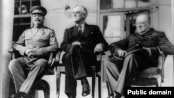 Лідери антигітлерівської коаліції (з ліва на право) Йосип Сталін, Франклін Рузвельт, Вінстон Черчіль, 1945 рік