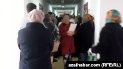 Türkmenistanda nobata duran adamlar. Arhiwden alnan surat