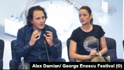 Marillon Cotillard alături de Alexandre Bloch, dirijorul Orchestrei Naționale din Lille la conferința de presă de la București