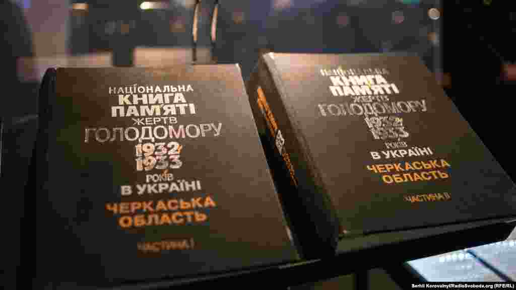 Экспонаты музея памяти жертв Голодомора: книги, в которые внесены имена всех погибших от голода в 20-м веке в Украине.