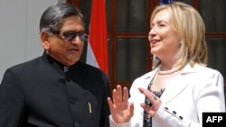 Indian Foreign Minister Somanahalli Mallaiah Krishna (left) with U.S Secretary of State Hillary Clinton. (file photo)