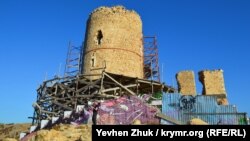 Граффити на строительном заборе у башни Донжон в Балаклаве