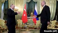 Vladimir Putin (solda) Recep Tayyip Erdoğanla aprelin 8-də Kremldə görüşüb