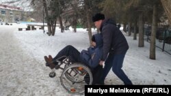 Орынбай Оқасов Ерік Жұмабаевқа пикет өтетін орынға жетуіне көмектесті.