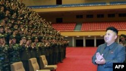 Северокорейский лидер Ким Чен Ын (справа).