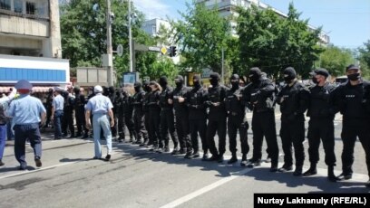 Наразылық митингісіне бармақ болған адамдардың жолын жауып тұрған полиция арнайы жасағы. Алматы, 6 маусым 2020 жыл.