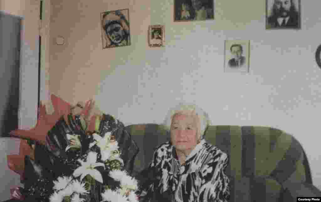 Гүлнар Дулатова. 18 қазан 2004 жыл. (Сурет "Шындық шырағы" кітабынан алынған).