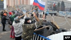 Участники пророссийских протестов в Луганске укрепляют баррикады
