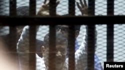 Mohamed Morsi iza rešetaka u sudnici, 21. april 2015.