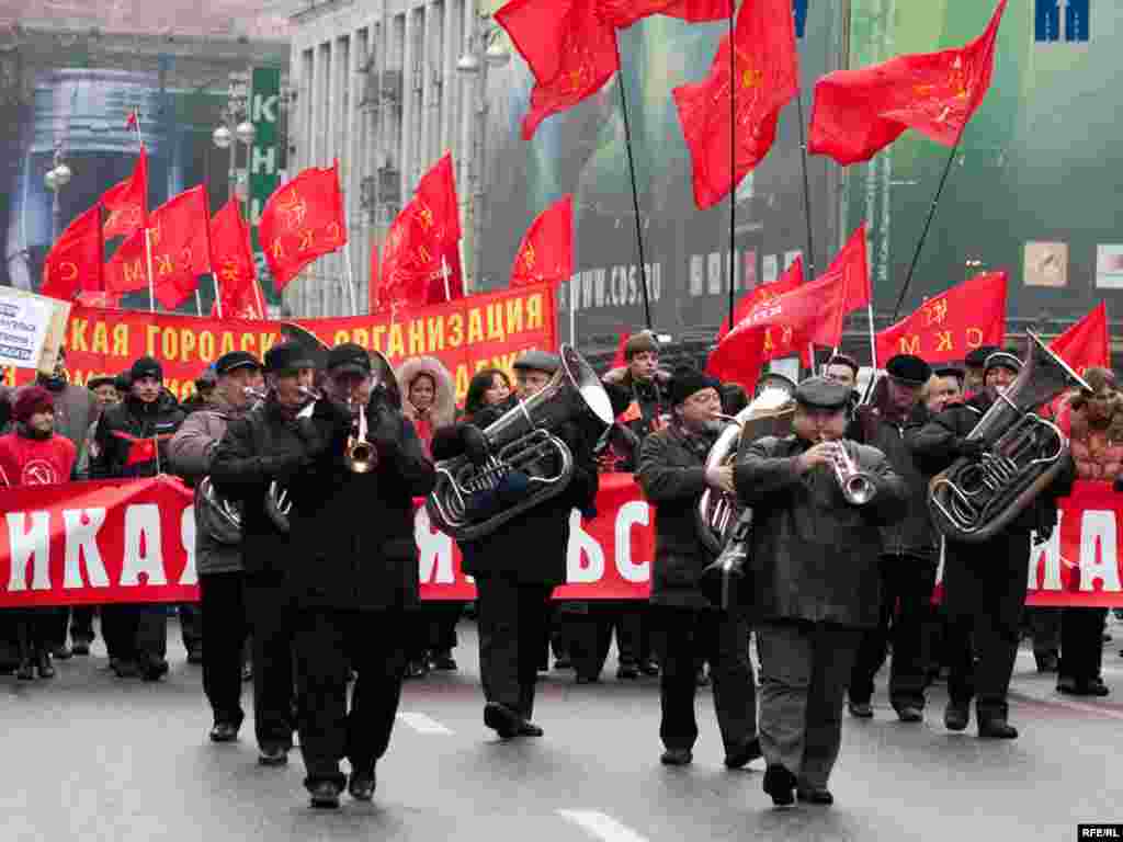 7 nëntor '09 - Dhjetëra mijë komunistë në Moskë kanë shënuar përvjetorin e Revolucionit të Tetorit të vitit 1917.