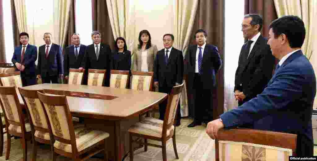 30 апреля 2015 года. Экс-премьер-министр Джоомарт Оторбаев передает полномочия премьера Темиру Сариеву.&nbsp;