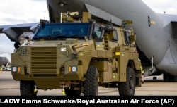 Бронеавтомобиль Bushmaster во время транспортировки в Украину. Австралия, 7 апреля 2022 г.