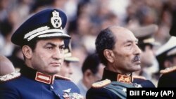 Хосни Мубарак (солдо) вице-президент кезинде. Оң жакта президент Анвар Садат. 6-октябрь, 1981-жыл.