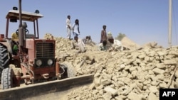 Ekipet e shpëtimit dhe të mbijetuarit i largojnë mbeturinat nga një shtëpi e shkatërruar nga tërmeti në Pakistan