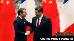 Președintele franceaz Emanuel Macron (stânga) și președintele chinez Xi Jinping după conferința de presă din Beijing, China, din 9 ianuarie 2018