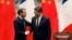Președintele franceaz Emanuel Macron (stânga) și președintele chinez Xi Jinping după conferința de presă din Beijing, China, din 9 ianuarie 2018
