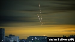 Російські ракети, запущені по території України з Бєлгородської області Росії, які було видно на світанку в Харкові, 21 вересня 2022 року