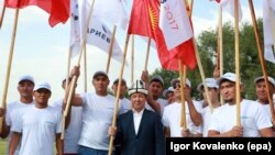 Темир Сариев (в центре), кандидат в президенты Кыргызстана от партии «Ак Шумкар», на встрече с жителями села Кун-Туу близ Бишкека. 11 сентября 2017 года