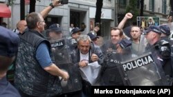 Ekstremni nacionalisti u sukobu s policijom na protestu protiv održavanja festiva 'Mirëdita, dobar dan!' u Beogradu 29. maja 2019.