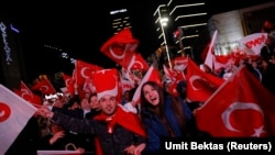 Ankarada AKP tərəfdarları. 16 aprel 2017