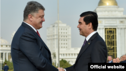 Türkmenistanyň prezidenti Gurbanguly Berdimuhamedow (sagda) we Ukrainanyň prezidenti Petro Poroşenko (çepde). 29-njy oktýabr, 2015 ý.