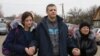 Іван Барбашынскі з маці (справа) і нявестай пасьля суду. 22 лістапада 2016 году