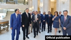 Президент Азербайджана Ильхам Алиев наградил представителей средств массовой информации по случаю 140-летия национальной печати медалями и орденами. Некоторым была выделена жилплощадь