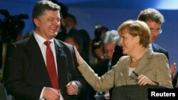 Пятро Парашэнка і Ангела Мэркель на саміце НАТО