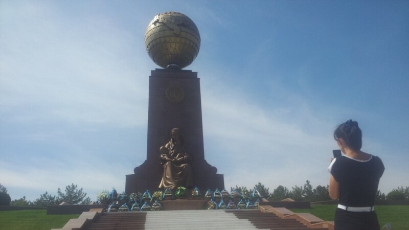Президент Мирзиёев шаҳидлар ҳақига дуо қилди, Мустақиллик монументи пойига гулчамбар қўйди