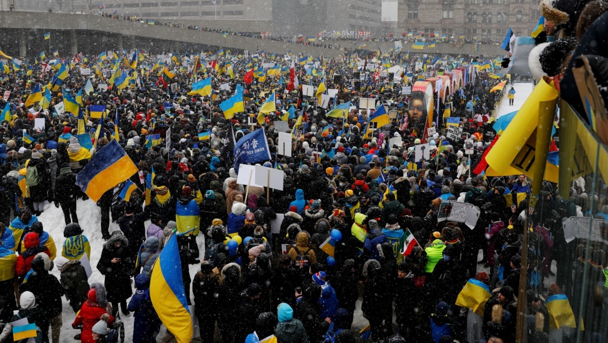 Під час акції з вимогою до Росії припини війну проти України. Канада, Торонто, 27 лютого 2022 року