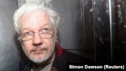 Osnivač WikiLeaksa Julian Assange napušta Westminsterski prekršajni sud u Londonu, 13. januara 2020.