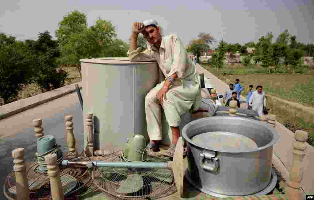 Pakistani civilians fleeing a military operation in the North Waziristan tribal agency arrive in Bannu. (AFP/A Majeed)&nbsp;