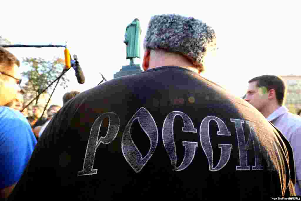 Вечер памяти и скорби. Сторонники действий России на востоке Украины встретили проукраинских активистов еще на Пушкинской площади