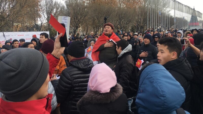 Активист Улан Үсөйүн аны белгисиз кишилер аңдып жүргөнүн билдирди