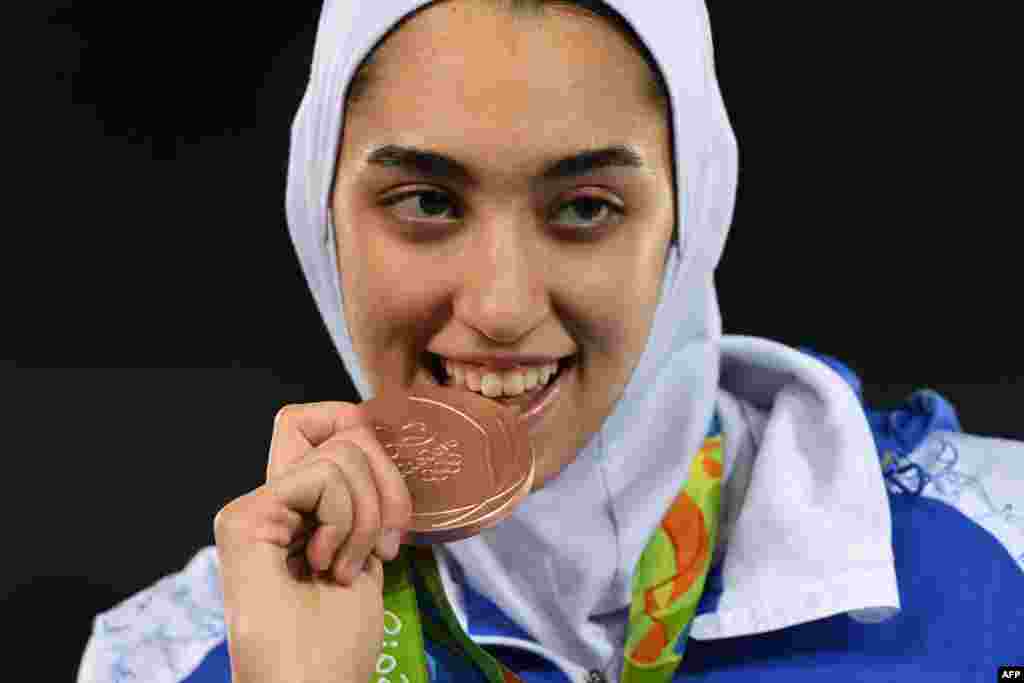کیمیا علیزاده نماینده وزن ۵۷ کیلوگرم تکواندوی ایران، اولین مدال ورزش زنان ایران در تاریخ المپیک&zwnj;ها را کسب کرد. 
