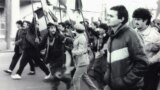 Revoluționari ieșiți pe străzile din Timișoara, primul mare oraș unde s-a strigat „Jos comunismul". Imagine din 1989.