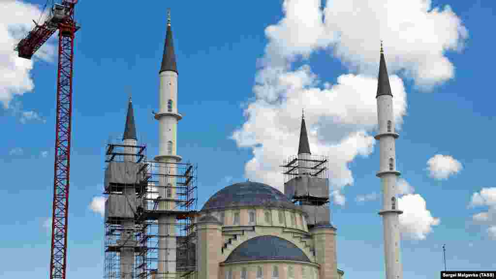 Работы идут уже пятый год. В крымских СМИ тем временем говорят, что строительство мечети, как и другие российские долгострои на аннексированном полуострове, направлено на &laquo;повышение качества жизни крымчан и процветание полуострова&raquo;