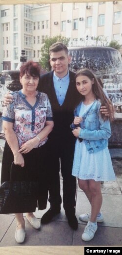 Надежда Кузнецова с внуками