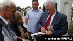 Vladimir Voronin dînd autografe la Șerpeni